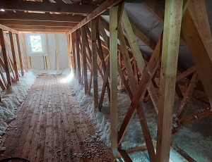 Zateplení stropu novostavby rodinného domu pomocí foukané izolace